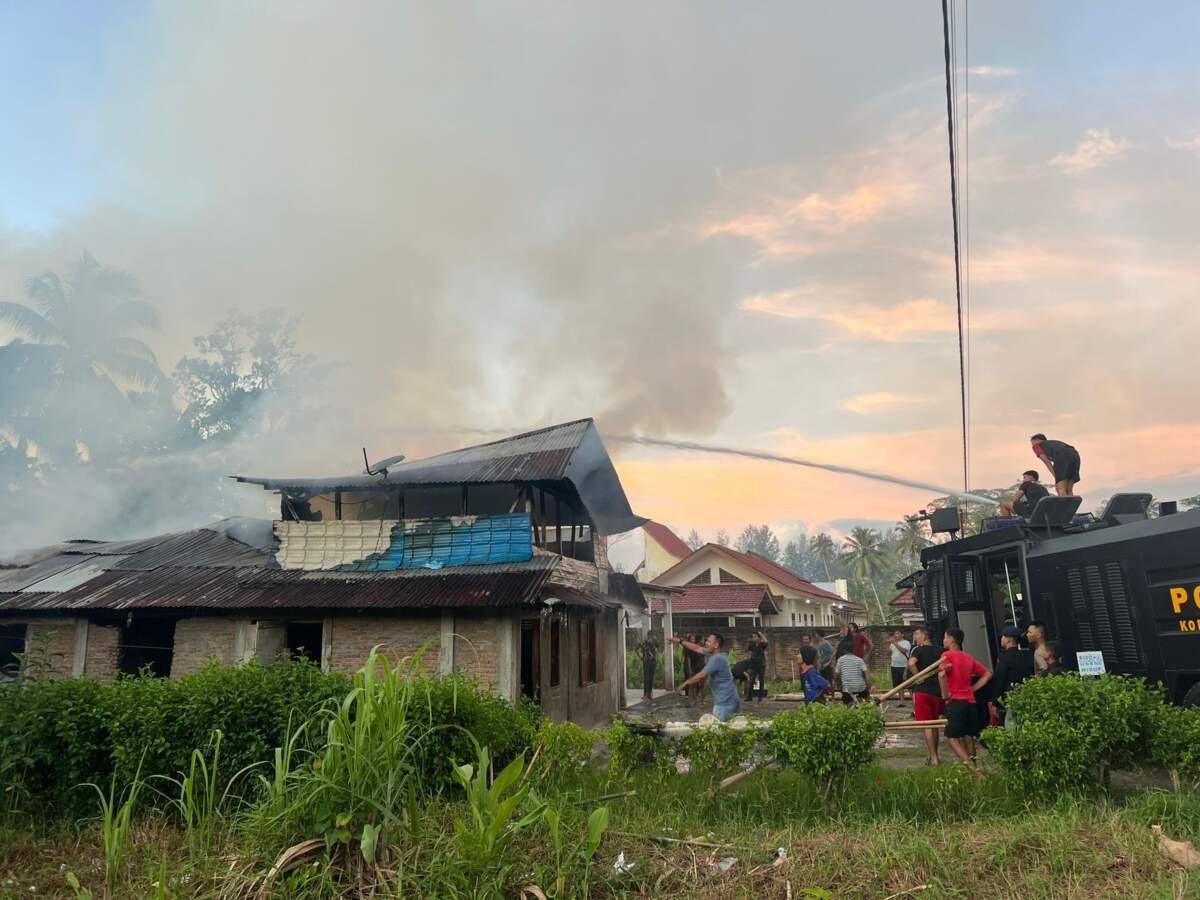 PERSONEL SAT BRIMOB PADAMKAN API, RUMAH WARGA TERBAKAR