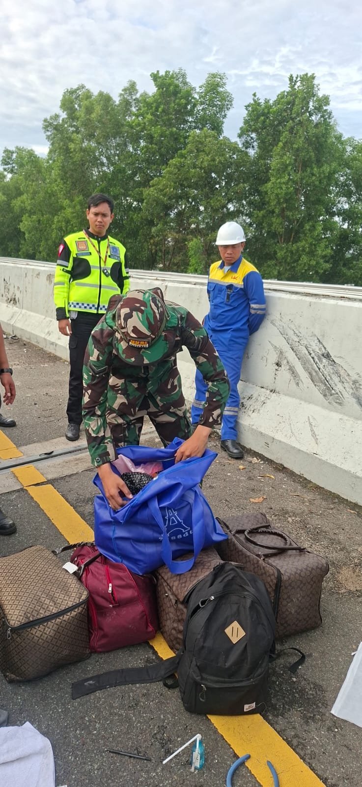 Prajurit Korem 043/Gatam Temukan 6 Tas Berisi 90 Ribu Butir Ekstasi di Tol Trans Sumatra KM 136