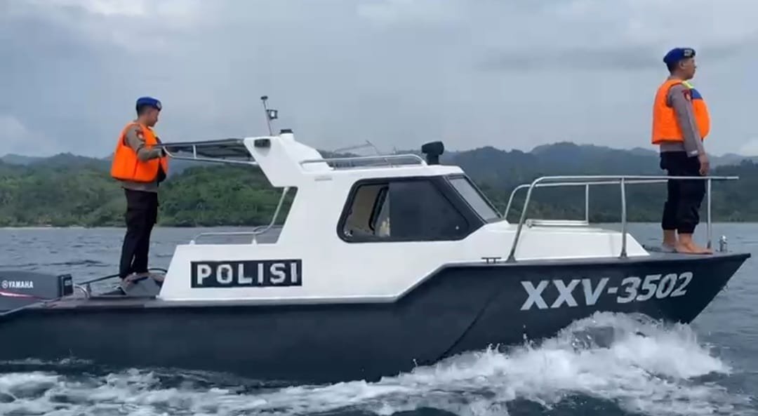 Satpolairud Polres Tanggamus Lakukan Patroli dan Pencarian Korban Hilang Kebakaran KM Maulana 3.0