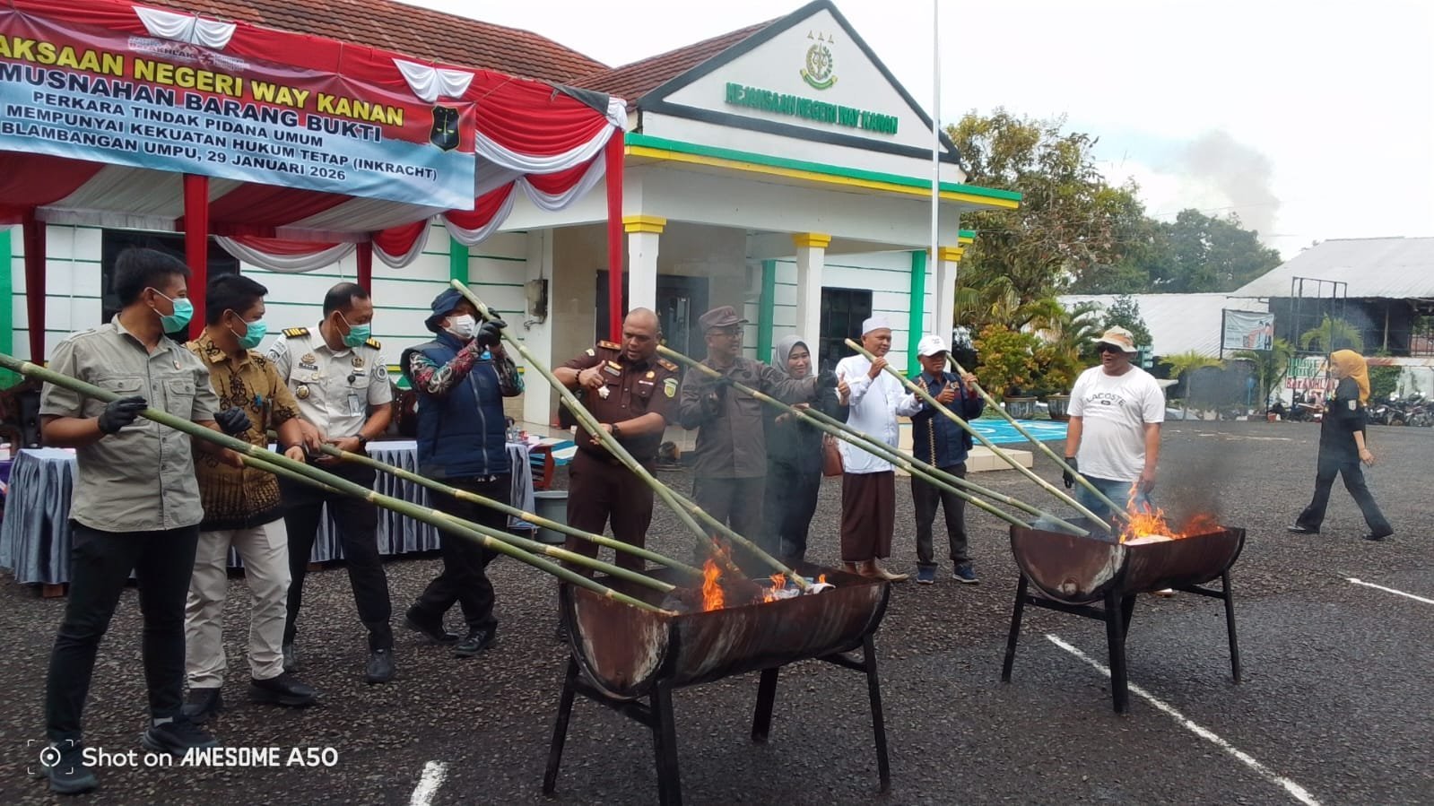 Kejari Way Kanan Musnahkan Barang Bukti 14 Perkara yang Telah Inkracht